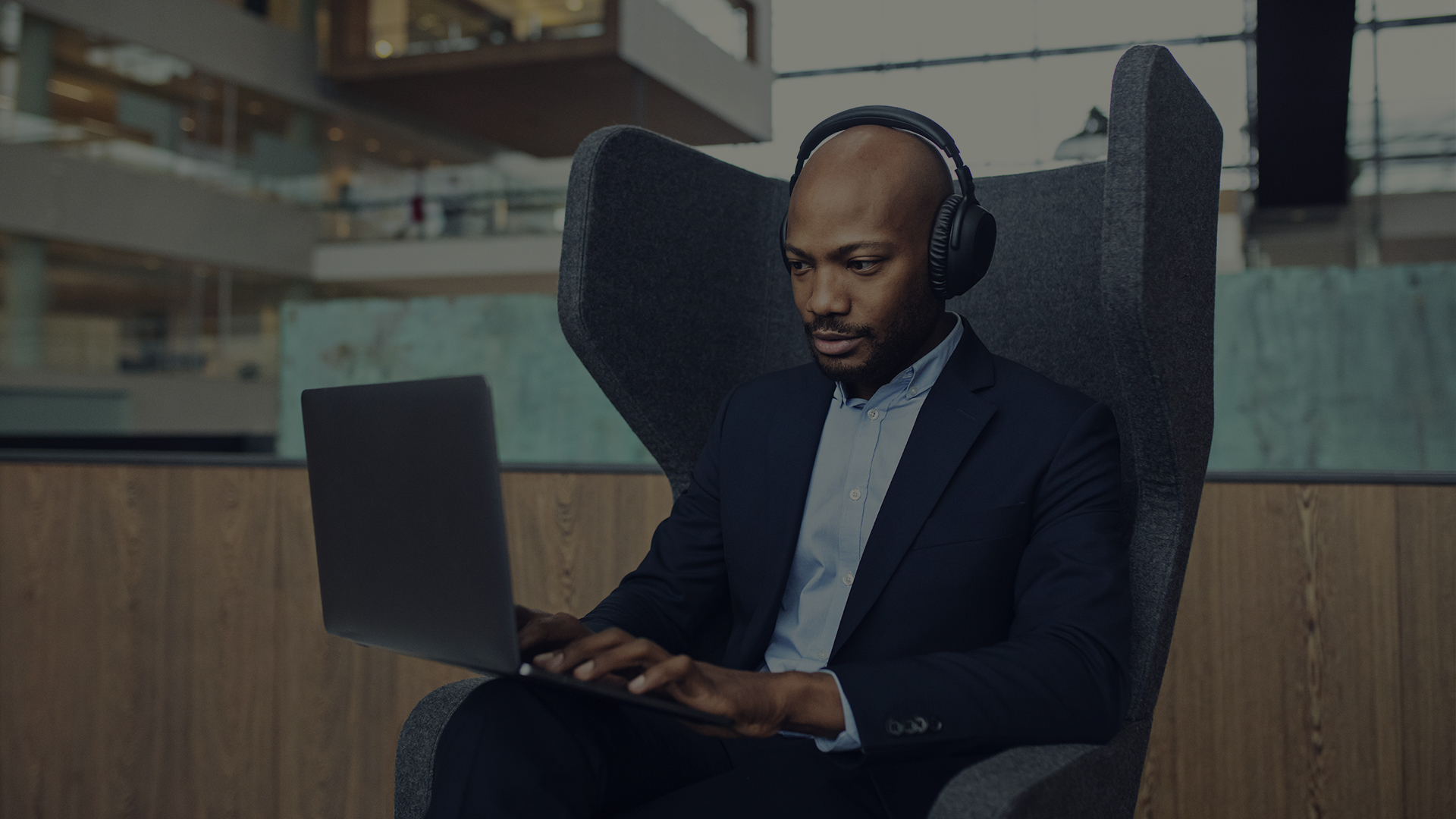 Headset for offices and hybrid working